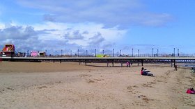 Skegness Pier (© By MOTORAL1987 (Own work) [CC BY-SA 3.0 (https://creativecommons.org/licenses/by-sa/3.0)], via Wikimedia Commons (original photo: https://commons.wikimedia.org/wiki/File:Skegness_Pier.jpg))