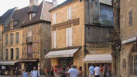 Sarlat-la-Canéda Place (© By Gilbert Bochenek (Own work) [GFDL (http://www.gnu.org/copyleft/fdl.html) or CC BY 3.0 (http://creativecommons.org/licenses/by/3.0)], via Wikimedia Commons (GFDL copy: https://en.wikipedia.org/wiki/GNU_Free_Documentation_License, original photo: https://commons.wikimedia.org/wiki/File:Sarlat-la-Can%C3%A9da-Place.jpg))