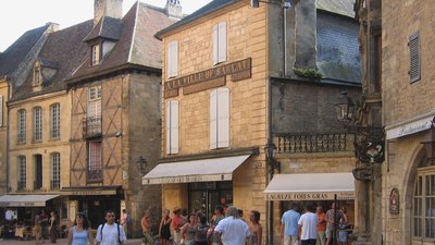Sarlat-la-Canéda Place (© By Gilbert Bochenek (Own work) [GFDL (http://www.gnu.org/copyleft/fdl.html) or CC BY 3.0 (http://creativecommons.org/licenses/by/3.0)], via Wikimedia Commons (GFDL copy: https://en.wikipedia.org/wiki/GNU_Free_Documentation_License, original photo: https://commons.wikimedia.org/wiki/File:Sarlat-la-Can%C3%A9da-Place.jpg))