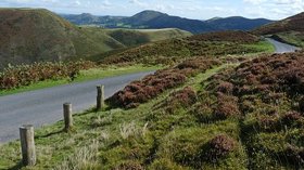 Road on Burway Hill, Church Stretton  (© © Copyright Robin Drayton (https://www.geograph.org.uk/profile/15303) and licensed for reuse (https://www.geograph.org.uk/reuse.php?id=2085499) under this Creative Commons Licence. (https://creativecommons.org/licenses/by-sa/2.0/))