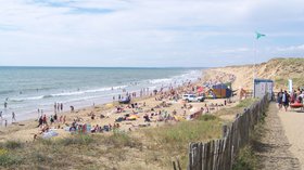 Plage de Sauveterre_ Olonne-sur-Mer) (© By Florian Pépellin (Own work) [CC BY-SA 3.0 (http://creativecommons.org/licenses/by-sa/3.0)], via Wikimedia Commons (original photo: https://commons.wikimedia.org/wiki/File:Plage_de_Sauveterre_(Olonne-sur-Mer).JPG))