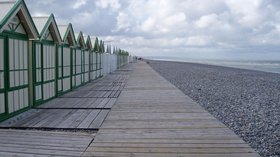 Cayeux-sur-Merlage - on the beach (© By Amanda Slater, from Coventry (England) [CC BY-SA 2.0 (http://creativecommons.org/licenses/by-sa/2.0)], via Wikimedia Commons (original photo: http://www.campinglesgaletsdelamolliere.com/campsite-france-picardy.html))