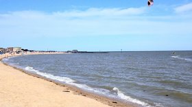 Clacton-on-Sea West Beach (© By Romazur (Own work) [CC BY-SA 4.0 (https://creativecommons.org/licenses/by-sa/4.0)], via Wikimedia Commons (original photo: https://commons.wikimedia.org/wiki/File:Clacton-on-Sea_West-Beach.jpg))
