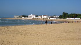Plage centrale de la Tranche-sur-Mer (© By Minou85 (Own work) [GFDL (http://www.gnu.org/copyleft/fdl.html) or CC BY-SA 3.0 (http://creativecommons.org/licenses/by-sa/3.0)], via Wikimedia Commons (GFDL copy: https://en.wikipedia.org/wiki/GNU_Free_Documentation_License,original photo: https://commons.wikimedia.org/wiki/File:Plage_centrale_de_la_Tranche-sur-Mer_2.jpg#mw-jump-to-license))