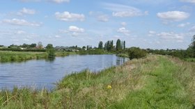 River Trent between Farndon and Newark  (© © Copyright Alan Murray-Rust (https://www.geograph.org.uk/profile/9181) and licensed for reuse (https://www.geograph.org.uk/reuse.php?id=3112328) under this Creative Commons Licence (https://creativecommons.org/licenses/by-sa/2.0/).)