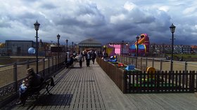 Skegness Pier Deck Looking Towards Main Building (© By MOTORAL1987 (Own work) [CC BY-SA 3.0 (https://creativecommons.org/licenses/by-sa/3.0)], via Wikimedia Commons (original photo: https://commons.wikimedia.org/wiki/File:Skegness_Pier_Deck_Looking_Towards_Main_Building.jpg))