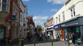 Horsham, West Street (© By Arriva436 (Own work) [CC BY-SA 3.0 (https://creativecommons.org/licenses/by-sa/3.0) or GFDL (http://www.gnu.org/copyleft/fdl.html)], via Wikimedia Commons (GFDL copy: https://en.wikipedia.org/wiki/GNU_Free_Documentation_License, original photo: https://commons.wikimedia.org/wiki/File:Horsham_West_Street.JPG))