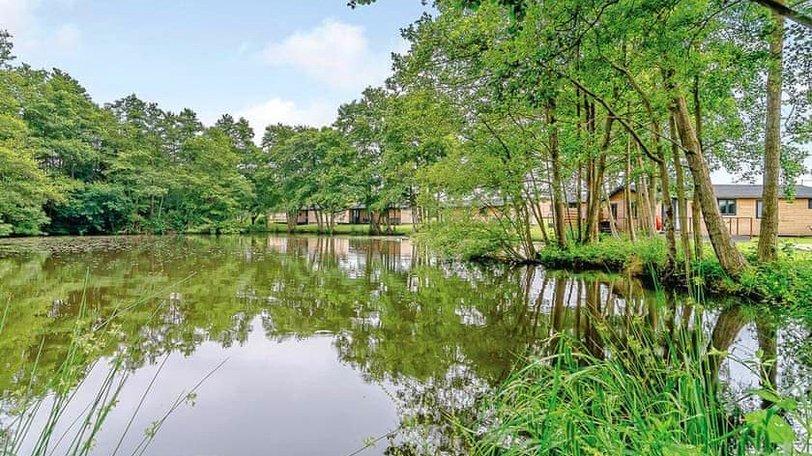 Luxury lakeside holiday lodges East Sussex - Warren Wood Park
