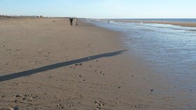 Skegness beach - view northwards  (© © Copyright Rob Farrow (https://www.geograph.org.uk/profile/3546) and licensed for reuse (https://www.geograph.org.uk/reuse.php?id=2687245) under this Creative Commons Licence (https://creativecommons.org/licenses/by-sa/2.0/).)