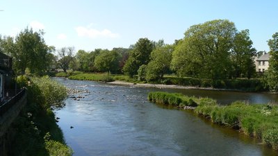 Rivers meet, Cockermouth - panorama (© Robert Freeman [CC BY-SA 3.0 (https://creativecommons.org/licenses/by-sa/3.0)], via Wikimedia Commons (original photo: https://commons.wikimedia.org/wiki/File:Rivers_meet,_Cockermouth_-_panoramio.jpg))