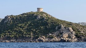 Corse Punta di Campomoro (© Photo: Myrabella / Wikimedia Commons, via Wikimedia Commons (original photo: https://commons.wikimedia.org/wiki/File:Corse_Punta_di_Campomoro_tour_genoise.jpg))
