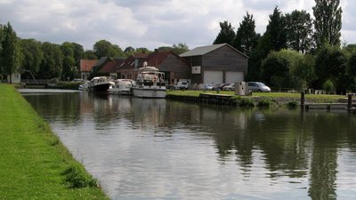 Cappy canal de la Somme (vue vers le Sud et le pont (© By Markus3 (Marc ROUSSEL) [CC BY-SA 3.0 (http://creativecommons.org/licenses/by-sa/3.0)], via Wikimedia Commons (original photo: https://commons.wikimedia.org/wiki/File:Cappy_canal_de_la_Somme_(vue_vers_le_Sud_et_le_pont)_1b.jpg))