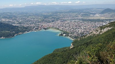 Panoramic view of Annecy (© Photo: Myrabella / Wikimedia Commons, via Wikimedia Commons (original photo: https://commons.wikimedia.org/wiki/File:Annecy_vue_du_mont_Veyrier.jpg))