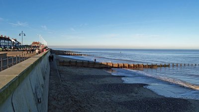 Hornsea Beach in February (© David Wright [CC BY-SA 2.0 (http://creativecommons.org/licenses/by-sa/2.0)], via Wikimedia Commons (original photo: https://commons.wikimedia.org/wiki/File:Hornsea_Beach_in_February_-_geograph.org.uk_-_332481.jpg))