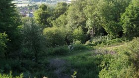 Below the viewpoint, Over Lane, Almondsbury  (© © Copyright Robin Stott (https://www.geograph.org.uk/profile/34609) and licensed for reuse (http://www.geograph.org.uk/reuse.php?id=1946976) under this Creative Commons Licence (https://creativecommons.org/licenses/by-sa/2.0/).)