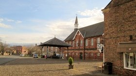 Easingwold Market Place  (© © Copyright Martin Dawes (https://www.geograph.org.uk/profile/30816) and licensed for reuse (http://www.geograph.org.uk/reuse.php?id=4891899) under this Creative Commons Licence (https://creativecommons.org/licenses/by-sa/2.0/).)