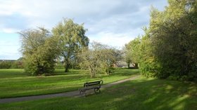 Bench near Killinghall Moor  (© © Copyright DS Pugh (https://www.geograph.org.uk/profile/1469) and licensed for reuse (http://www.geograph.org.uk/reuse.php?id=5569216) under this Creative Commons Licence (https://creativecommons.org/licenses/by-sa/2.0/).)