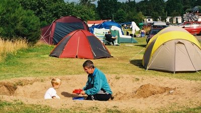 Tents field on the holiday park - Child playing in the sandpit on the tent area of the campsite (© Findhorn Bay Holiday Park)