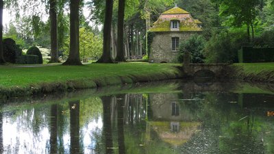 In the region: Ile de France Essonne chateau de Courances (© By Cédric Amey (Own work) [CC BY-SA 3.0 (http://creativecommons.org/licenses/by-sa/3.0)], via Wikimedia Commons (original photo: https://commons.wikimedia.org/wiki/File:Ile_de_France_Essonne_chateau_de_Courances_7680.jpg))