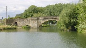 Ha'penny Bridge, Lechlade (© © Copyright Martin Clark (http://www.geograph.org.uk/profile/116) and licensed for reuse (http://www.geograph.org.uk/reuse.php?id=3269) under this Creative Commons Licence (https://creativecommons.org/licenses/by-sa/2.0/))