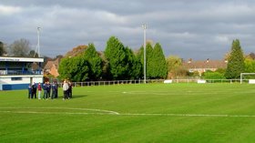 Brockenhurst FC (© By grassrootsgroundswell (Brockenhurst FC) [CC BY 2.0 (http://creativecommons.org/licenses/by/2.0)], via Wikimedia Commons (original photo: https://commons.wikimedia.org/wiki/File:Brockenhurst_FC_(11251292026).jpg))