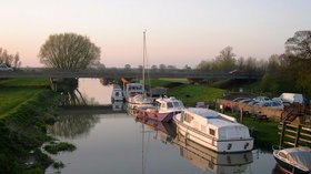 Boats at Hull Bridge, nr Beverley (© © Copyright Philip Pankhurst (http://www.geograph.org.uk/profile/19770) and licensed for reuse (http://www.geograph.org.uk/reuse.php?id=660594) under this Creative Commons Licence (https://creativecommons.org/licenses/by-sa/2.0/).)