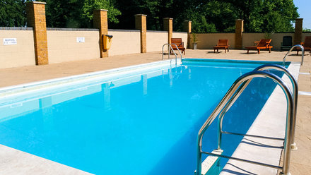 Kent holidays - The outdoor swimming pool at Thriftwood Country Park