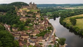 Beynac et Cazenac (© By Chensiyuan (Own work) [CC BY-SA 4.0 (http://creativecommons.org/licenses/by-sa/4.0)], via Wikimedia Commons (original photo: https://commons.wikimedia.org/wiki/File:1_Beynac-et-Cazenac_2016.jpg))