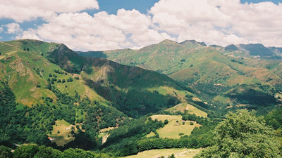 Beautiful area in the region - Idiartekoborda, Saint-Etienne-de-Baïgorry, Pyrénées-Atlantiques, Aquitaine (© By Toprural [CC BY-SA 2.0 (http://creativecommons.org/licenses/by-sa/2.0)], via Wikimedia Commons (original photo: https://commons.wikimedia.org/wiki/File:Idiartekoborda,_Saint-Etienne-de-Ba%C3%AFgorry,_Pyr%C3%A9n%C3%A9es-Atlantiques,_Aquitaine_(France).gif))