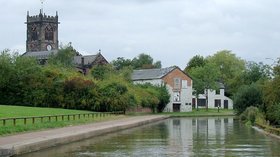 Trent and Mersey Canal at Middlewich, Cheshire (© © Copyright Roger Kidd (https://www.geograph.org.uk/profile/12192) and licensed for reuse (https://www.geograph.org.uk/reuse.php?id=2837405) under this Creative Commons Licence (https://creativecommons.org/licenses/by-sa/2.0/).)