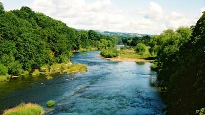 River Wye, Hay on Wye  (© © Copyright John Lucas (https://www.geograph.org.uk/profile/14997) and licensed for reuse (http://www.geograph.org.uk/reuse.php?id=277910) under this Creative Commons Licence (https://creativecommons.org/licenses/by-sa/2.0/).)