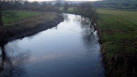 River Aire near Silsden (© By Roland Turner (Flickr: River Aire near Silsden, West Yorkshire.) [CC BY-SA 2.0  (https://creativecommons.org/licenses/by-sa/2.0)], via Wikimedia Commons (original photo: https://commons.wikimedia.org/wiki/File:River_Aire_near_Silsden,_West_Yorkshire.jpg))