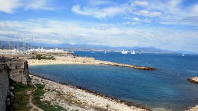 Antibes plage port depuis les remparts (© By Plyd (Moi) [Public domain], via Wikimedia Commons (original photo: https://commons.wikimedia.org/wiki/File:Antibes-plage-port-depuis-les-remparts.jpg))