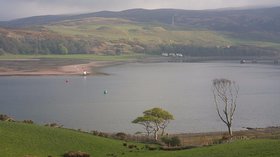 Campbeltown Loch and the Doirlinn near the caravan park (© Bob Jones [CC BY-SA 2.0 (https://creativecommons.org/licenses/by-sa/2.0)], via Wikimedia Commons (original photo: https://commons.wikimedia.org/wiki/File:Campbeltown_Loch_and_the_Doirlinn_-_geograph.org.uk_-_800225.jpg))