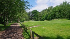 Public footpath through Kidderminster Golf Course, Kidderminster  (© © Copyright P L Chadwick (http://www.geograph.org.uk/profile/20846) and licensed for reuse (http://www.geograph.org.uk/reuse.php?id=4199305) under this Creative Commons Licence (https://creativecommons.org/licenses/by-sa/2.0/).)