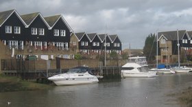 Faversham Reach (© David Anstiss [CC BY-SA 2.0 (https://creativecommons.org/licenses/by-sa/2.0)], via Wikimedia Commons (original photo: https://commons.wikimedia.org/wiki/File:Faversham_Reach_-_geograph.org.uk_-_1728932.jpg))