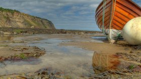 Robin_Hoods_Bay_Whitby_North_Yorkshire_Fishing_Beach (© By Thomas Tolkien from Scarborough, UK (Robin Hood's BayUploaded by Herkuleshippo) [CC BY 2.0  (https://creativecommons.org/licenses/by/2.0)], via Wikimedia Commons (original photo: https://commons.wikimedia.org/wiki/File:Robin_Hoods_Bay_Whitby_North_Yorkshire_Fishing_Beach.jpg))