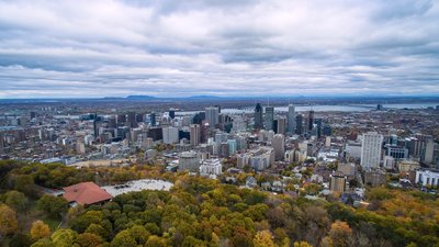 In the region - Montreal from above Mont Royal (© By John Lian (Own work) [CC BY-SA 4.0 (http://creativecommons.org/licenses/by-sa/4.0)], via Wikimedia Commons (original photo: https://commons.wikimedia.org/wiki/File:Montreal_from_above_Mont_Royal.jpg))