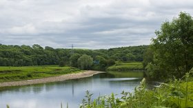 The River Ribble at Ribchester  (© © Copyright Ian Greig (https://www.geograph.org.uk/profile/9857) and licensed for reuse (http://www.geograph.org.uk/reuse.php?id=2990056) under this Creative Commons Licence (https://creativecommons.org/licenses/by-sa/2.0/).)