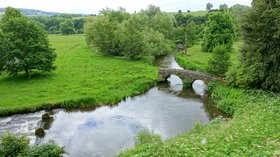 River_Wye_at_Haddon_Hall_-_Bakewell,_Derbyshire,_England_-_DSC02930