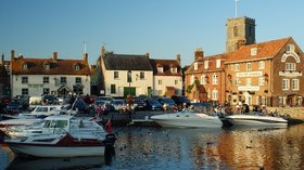 The Quay, Wareham, Dorset (© Peter Trimming [CC BY-SA 2.0 (https://creativecommons.org/licenses/by-sa/2.0)], via Wikimedia Commons (original photo: https://commons.wikimedia.org/wiki/File:The_Quay,_Wareham,_Dorset_-_geograph.org.uk_-_1491600.jpg))