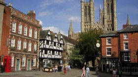 Lincoln - Castle Square (© Richard Croft [CC BY-SA 2.0 (https://creativecommons.org/licenses/by-sa/2.0)], via Wikimedia Commons (original photo: https://commons.wikimedia.org/wiki/File:Lincoln_-_Castle_Square.jpg))