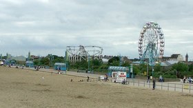 Skegness beach panorama (© Peter Langsdale [CC BY-SA 2.0 (http://creativecommons.org/licenses/by-sa/2.0)], via Wikimedia Commons (original photo: https://commons.wikimedia.org/wiki/File:Skegness_beach_panorama_-_geograph.org.uk_-_1691657.jpg))
