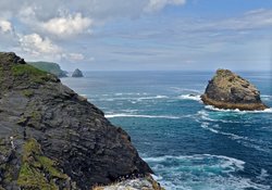 The Meachard Island and coast near Boscastle. Cornwall (© Ввласенко [CC BY-SA 3.0 (https://creativecommons.org/licenses/by-sa/3.0)], from Wikimedia Commons (original photo: https://commons.wikimedia.org/wiki/File:The_Meachard_Island_and_coast_near_Boscastle._Cornwall,_England.jpg))
