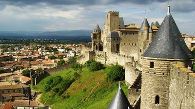 Castle in Carcassonne (© By Philipp Hertzog (Own work) [CC BY-SA 3.0 (http://creativecommons.org/licenses/by-sa/3.0)], via Wikimedia Commons (original photo: https://commons.wikimedia.org/wiki/File:Carcassonne_wall.jpg))