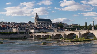 In the Gers region: Blois Loire Panorama (© By Diliff (Own work) [CC BY-SA 3.0 (http://creativecommons.org/licenses/by-sa/3.0) or GFDL (http://www.gnu.org/copyleft/fdl.html)], via Wikimedia Commons (GFDL copy: https://en.wikipedia.org/wiki/GNU_Free_Documentation_License, original photo: https://commons.wikimedia.org/wiki/File:Blois_Loire_Panorama_-_July_2011.jpg))