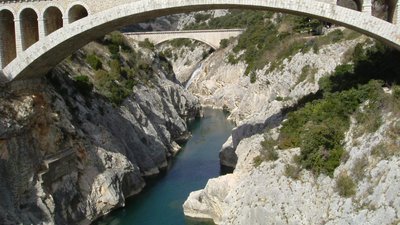 In Herault area - Bridge and aqueduct over Hérault river near Saint-Guilhem-le-Désert, seen from Pont du Diable, Hérault (© By Stefanobasta (Stefan Fink). (Own work.) [Public domain], via Wikimedia Commons)