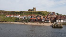 Whitby, North Yorkshire (© By Martin from Leeds (whitbybeachUploaded by snowmanradio) [CC BY 2.0  (https://creativecommons.org/licenses/by/2.0)], via Wikimedia Commons (original photo: https://commons.wikimedia.org/wiki/File:Whitby,_North_Yorkshire,_England-18Aug2008.jpg))