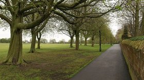 Slingsby Walk, Harrogate (© Derek Harper / Slingsby Walk, Harrogate (original photo: https://commons.wikimedia.org/wiki/File:Slingsby_Walk,_Harrogate_-_geograph.org.uk_-_1253857.jpg))