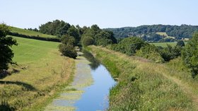 Lancaster Canal from Moss Bridge (© © Copyright The Carlisle Kid (https://www.geograph.org.uk/profile/61944) and licensed for reuse (https://www.geograph.org.uk/reuse.php?id=5826018) under this Creative Commons Licence (https://creativecommons.org/licenses/by-sa/2.0/).)